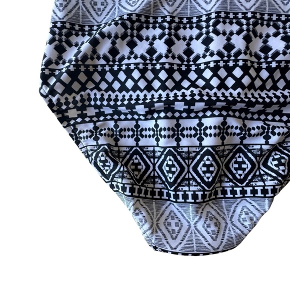 Mossimo  Women's Black Geometric One-Piece Swimsuit Size XL - Picture 7 of 9